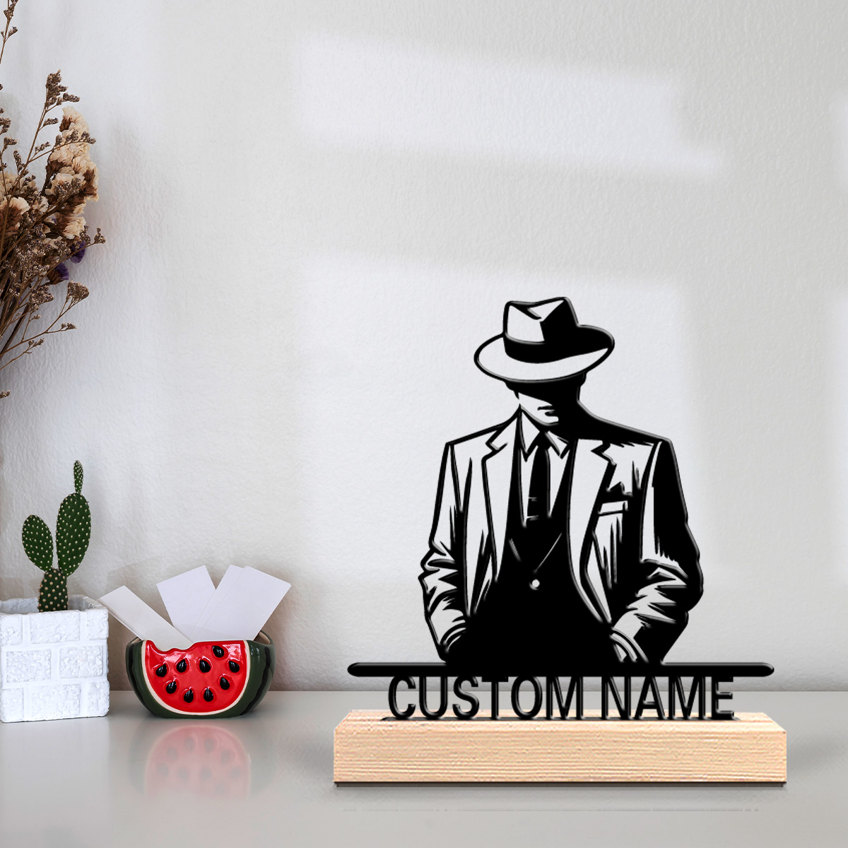 Home Decor Statue - 1個入り クリエイティブスーツボーイ カスタムレター メタルスタチュー 鉄製オーナメント 木製ベース付きメタルオーナメント