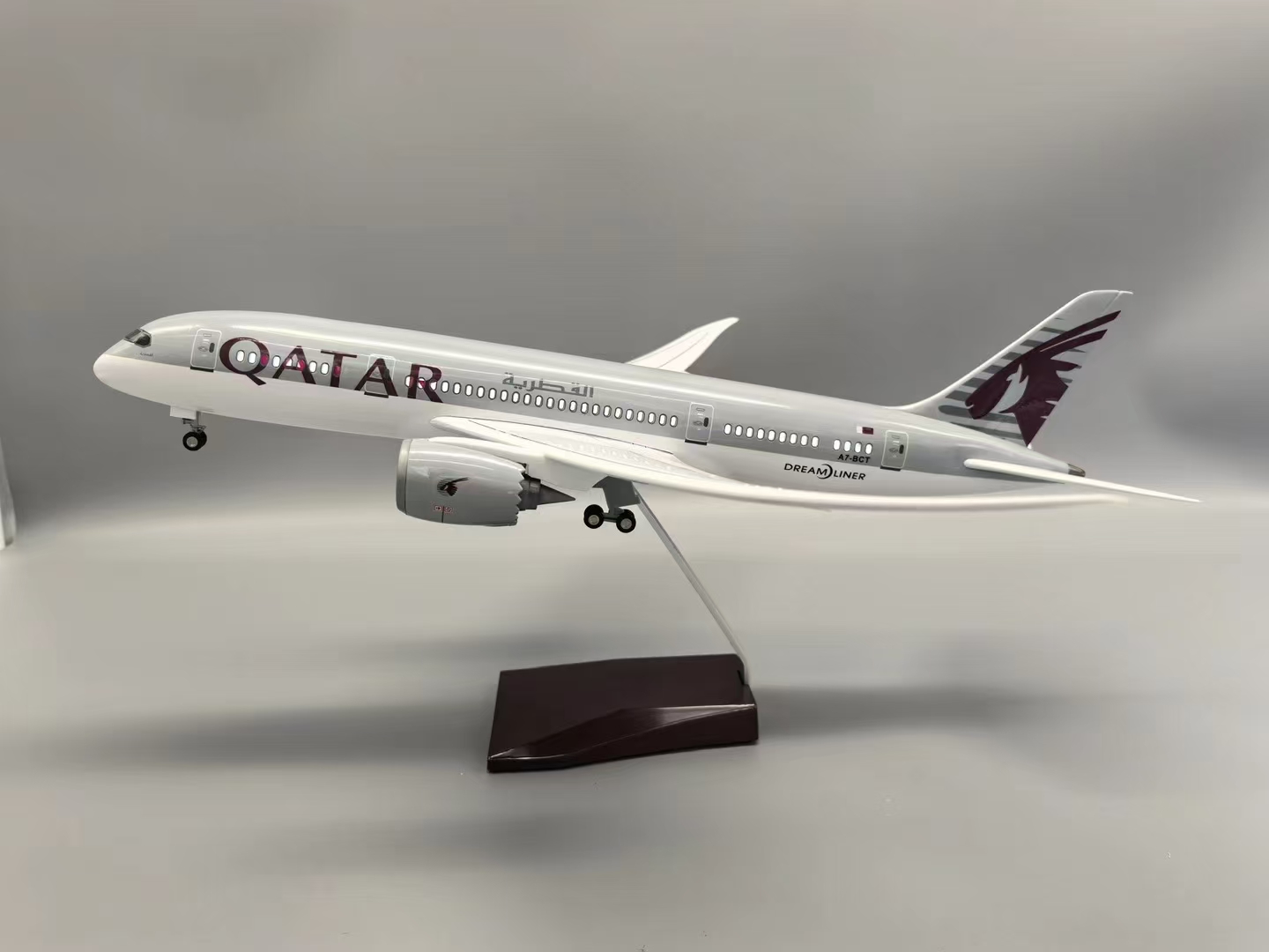 Home Decor Qatar - 47cm 1/130スケール カタールB787 レジン製ダイキャスト飛行機モデルキット 着陸装置付き ライト付き