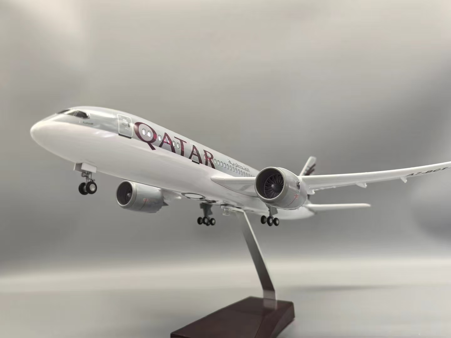 47cm 1/130スケール カタールB787 レジン製ダイ - Home Decor Qatar のレビューと価格