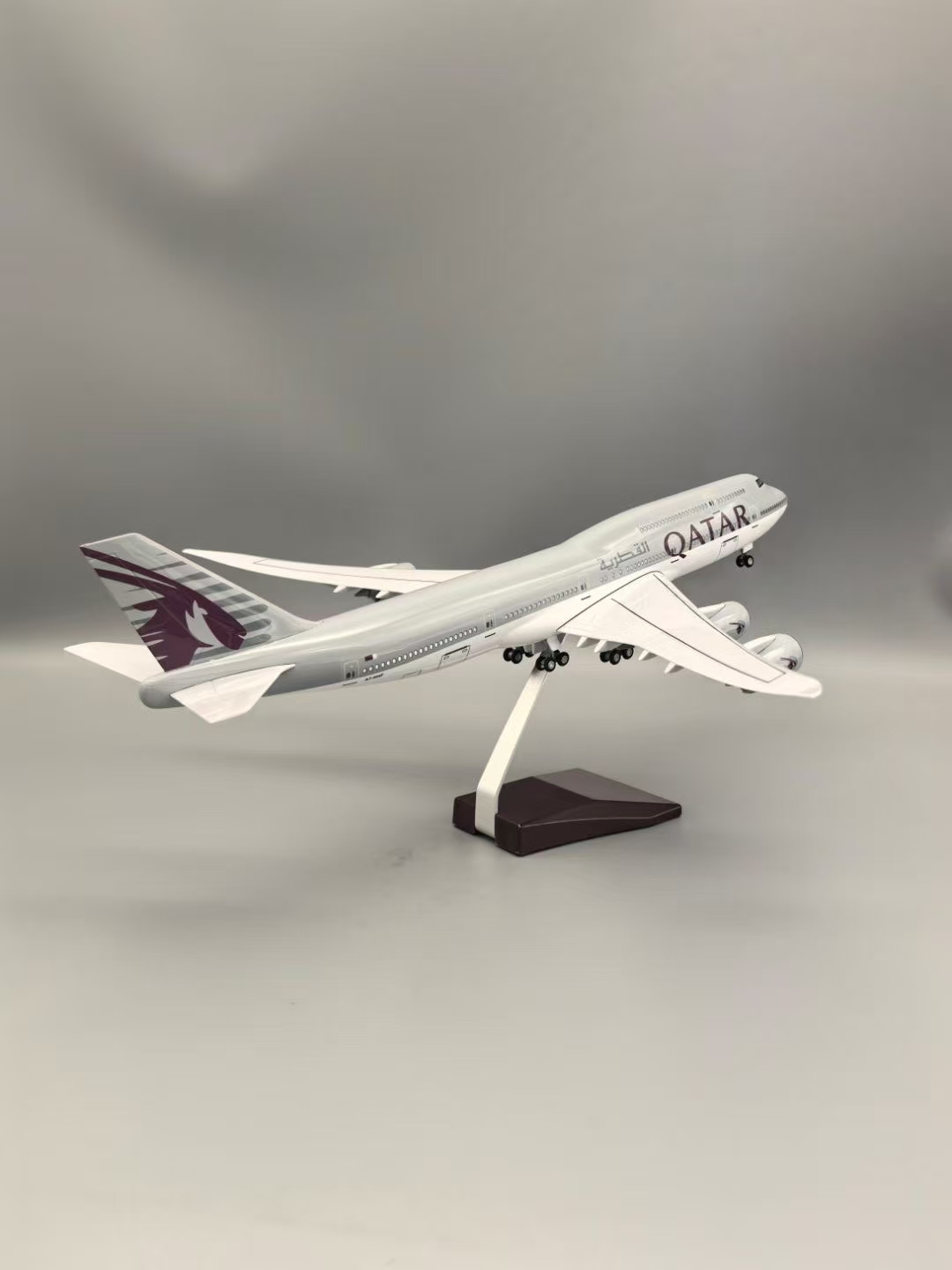 B747 飛行機モデル 1:130 スケール航空機カタールダ - Home Decor Qatar のレビューと価格