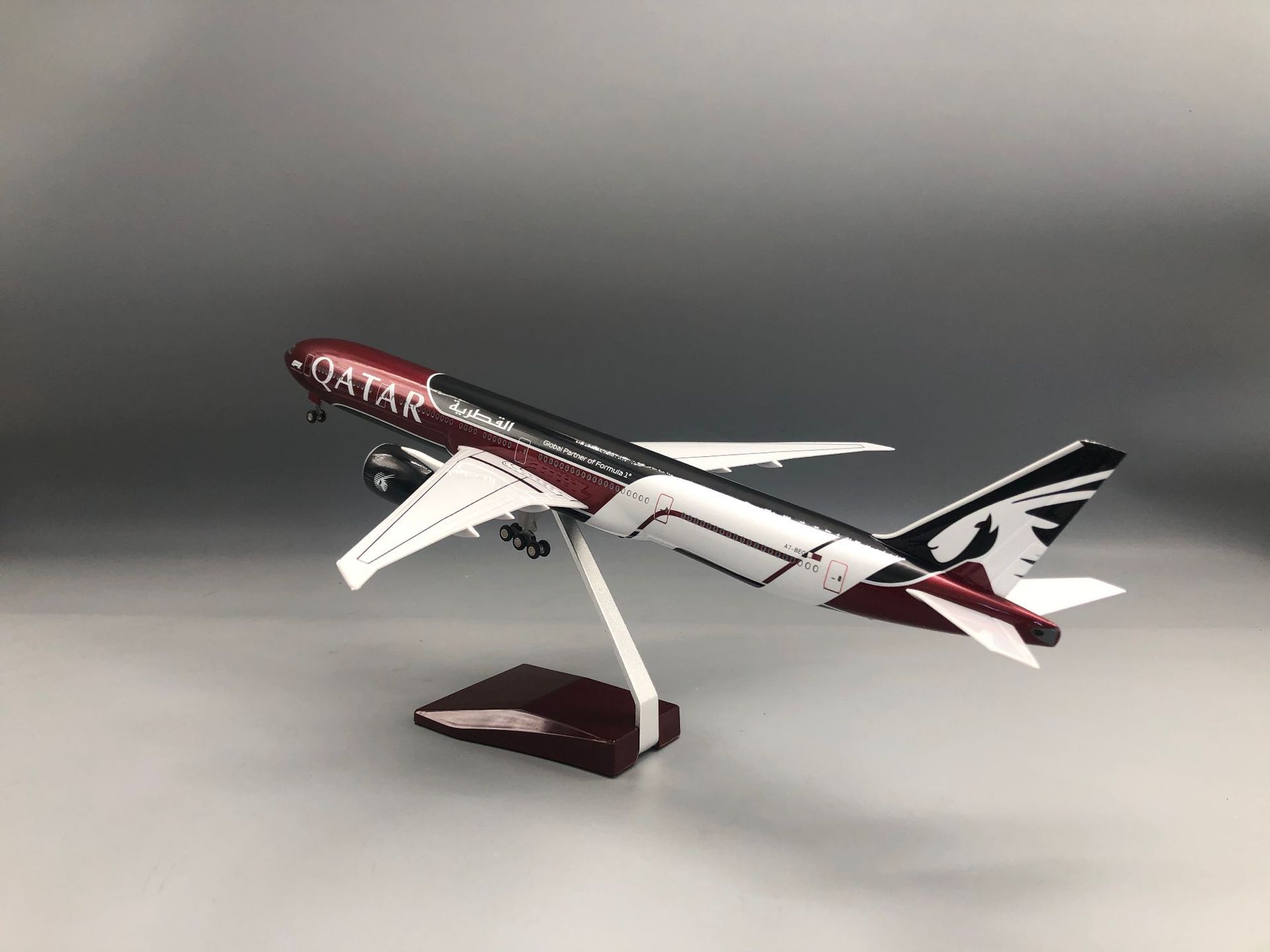 B777-300 カタール航空モデル飛行機 ダイキャスト樹脂 - Home Decor Qatar のレビューと価格